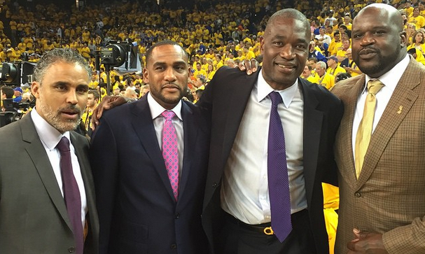 詹姆斯现身骑士训练馆！近日在克利夫兰度假盛赞身穿骑士球衣的女记者